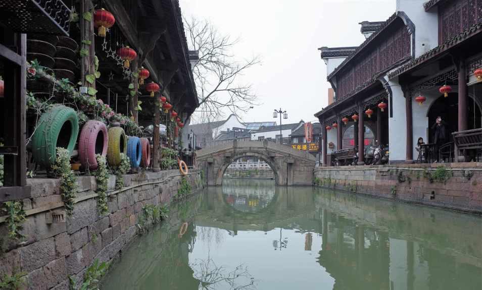 顿涅茨克是乌克兰人口最密集地区，他们的主要经济来源是什么？